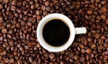 una taza de café rodeada de granos de café