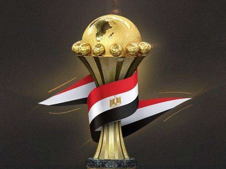 trofeo copa de africa envuelta bandera de Egipto