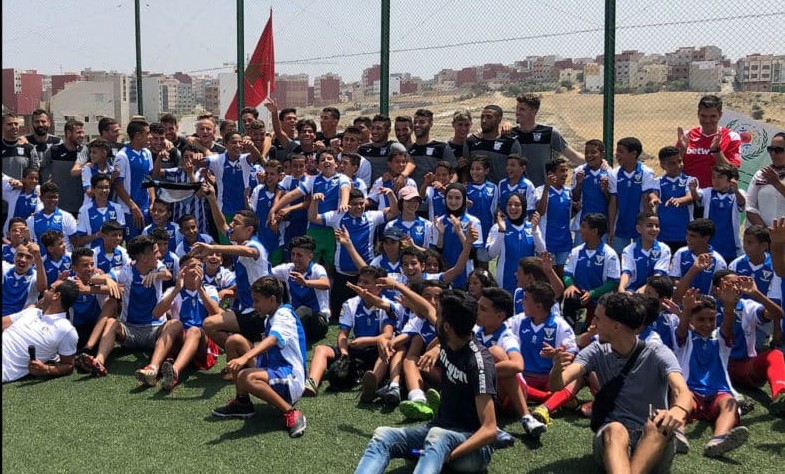 Foto de familia con chicos Casa Juventud Tánger