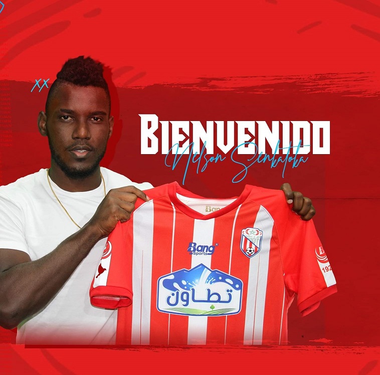 Nelson Senkatuka posa con la camiseta del MAT Tetuán