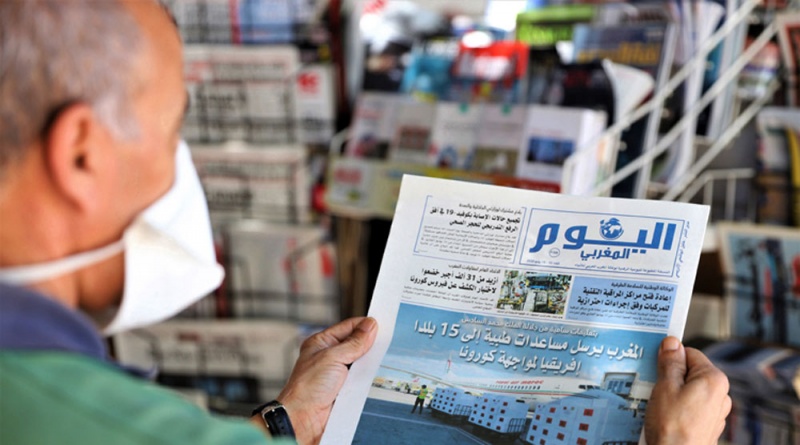 lector con mascarilla leyendo un diario en marruecos