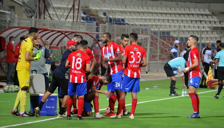 jugadores del MAT junto al banquillo durante su partido con el FUS