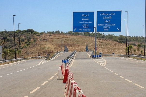 nuevo tramo de la autopista Rabat-Tánger con señalización
