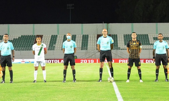 arbitros y capitanes posan al inicio del encuentro