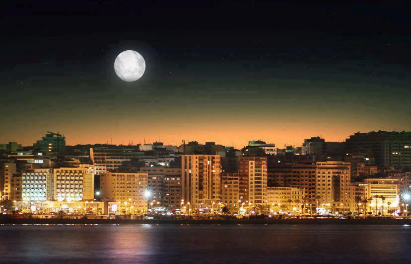 Vista edificios paseo maritimo Tánger de noche