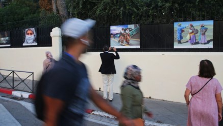 Imágenes de la muestra en el exterior del Consulado de Francia