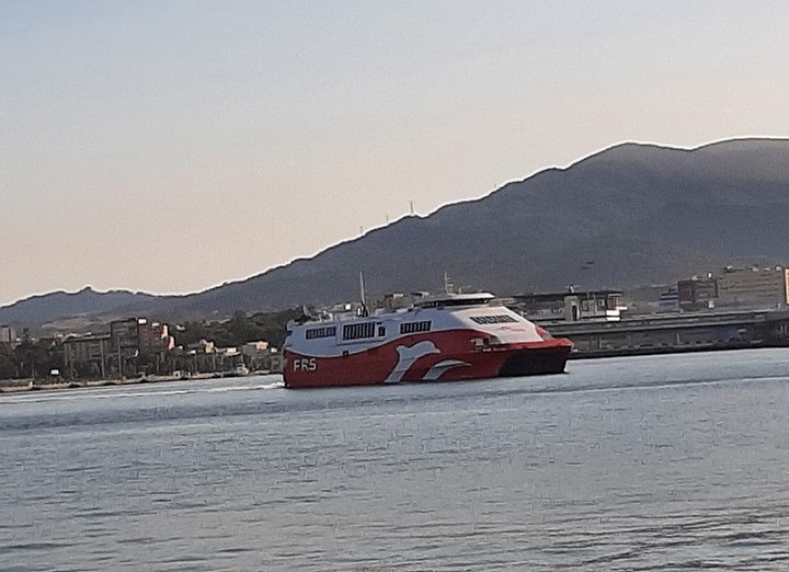 foto buque FRS en el Estrecho de Gibraltar