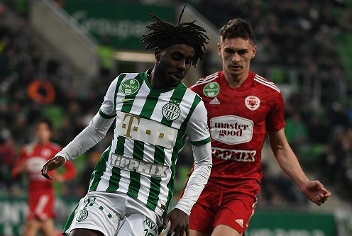 Ryan Mmaee con el Ferencvaros en una jugada en el partido ante el MOL Vidi