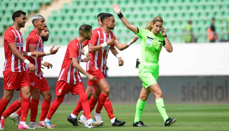 árbitra ante jugadores del MAT en la final de la Copa del Trono