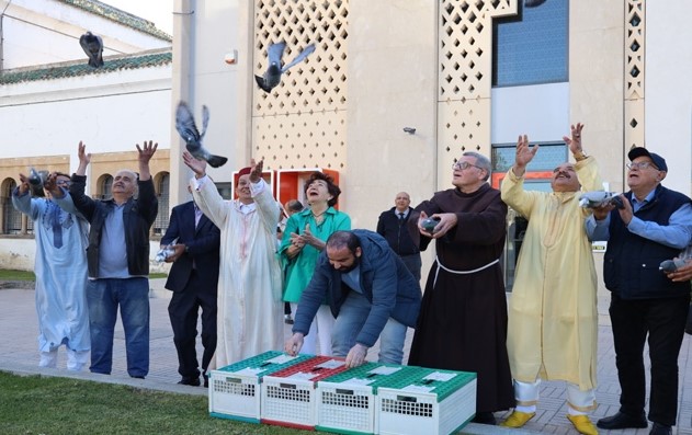 Suelta de palomas, encuentro tres religiones en Tánger