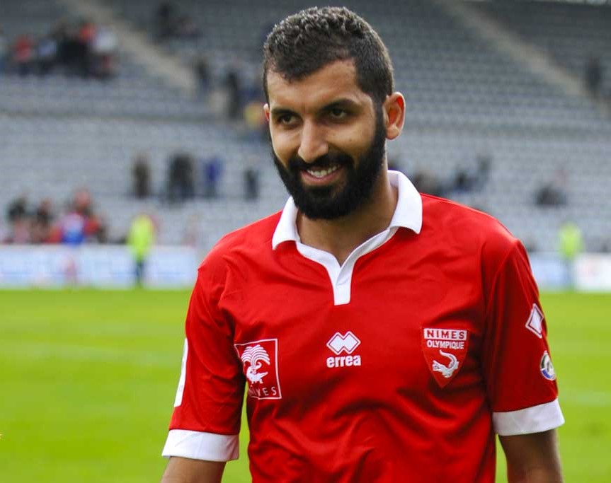 Adil Hermach con la camiseta del Nimes