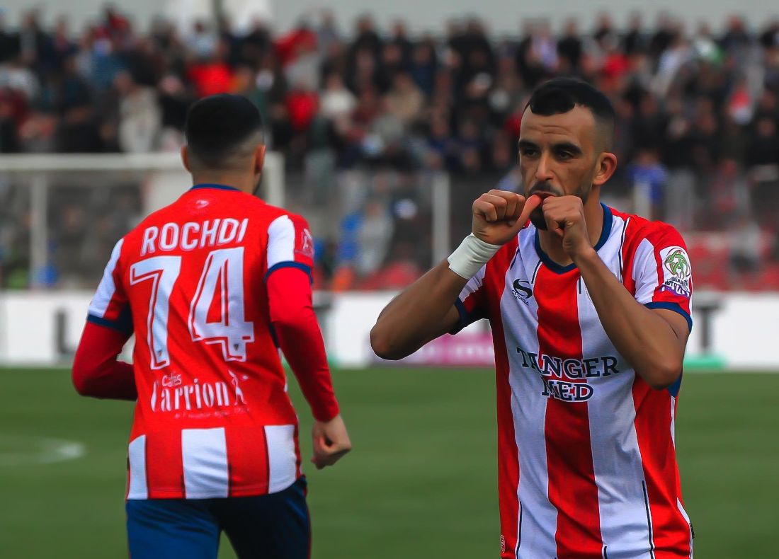 Jugadores del MAT celebran un tanto ante el IRT