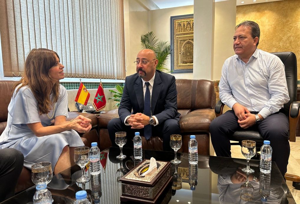 la alcaldesa de Vitoria-Gazteiz, Maider Etxebarría junto al alcalde de Tánger, Mounir Lemouri