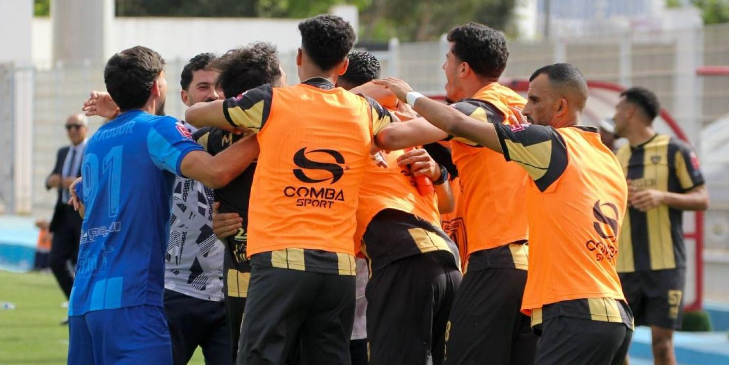 Jugadores del MAT con los del banquillo celebran el ascenso en Casablanca