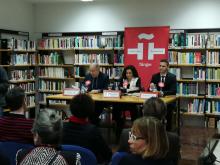 mesa redonda libro niebla en tánger