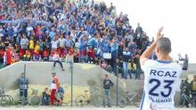 Jugador celebra con afición ascenso RCA Zemamra