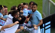 soufiane boufal, abrazado con la afición del Celta