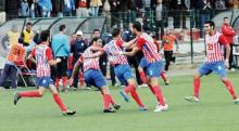 jugadores mogreb tetuán en el campo celebran un gol