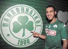 Yassin Ayoub junto al escudo del Panathinaikos, en su sede