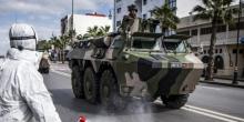 tanqueta en las calles, un sanitario la observa