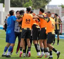 Jugadores del MAT con los del banquillo celebran el ascenso en Casablanca